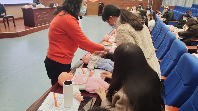 农村母婴店在进货童装时，款式选择也是一个重要环节。以下是一些建议：